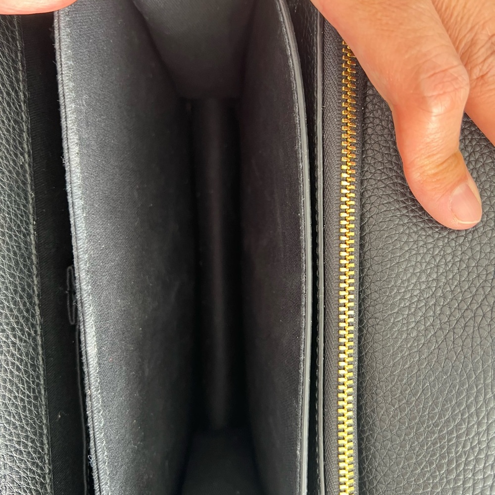 The Curated Elegant Black Leather Shoulder/Crossbody Bag - Picture 7 of 14
